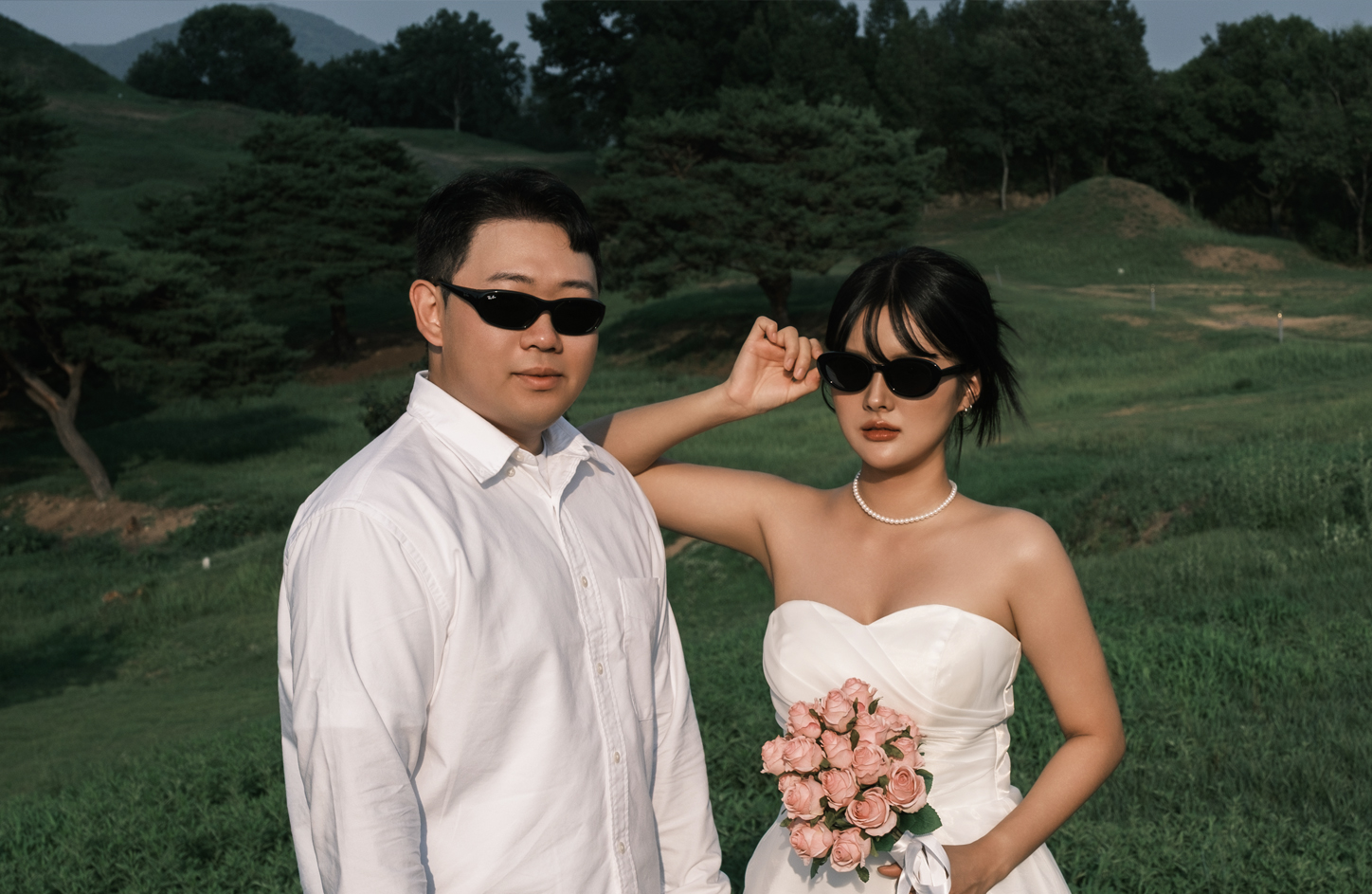 선글라스를 쓴 신랑 신부